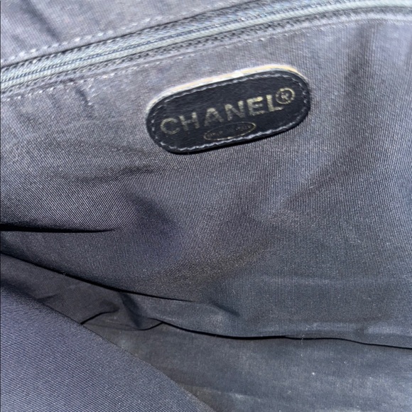 CHANEL Black Lambskin Leather Tote with Luxury Design - Picture 6 of 15